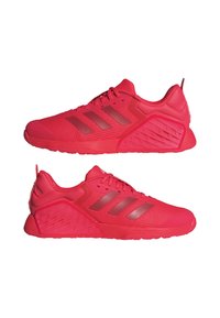 Scarpe da ginnastica rosse con tomaia in rete testurizzata, suola in gomma e pronunciato logo a tre strisce Adidas; presentano un tallone rinforzato e modelli unici.