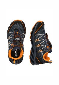 Marina nät sneakers med orange detaljer, som har en texturerad ovandel, oval snörning och vadderad inredning. Lättvikts- och sportig design.