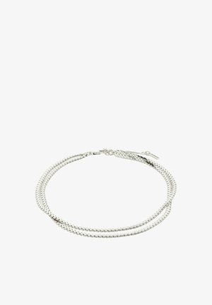 Strieborný náhrdelník z reťazí so tromi prepletenými prameňmi, s hladkou textúrou a zabezpečeným zapínaním.