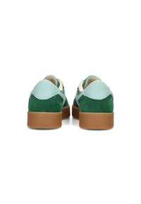 Sneakers in suede verde con dettagli in pelle azzurra chiara, suola in gomma beige, forma arrotondata e dettagli del colletto imbottito.