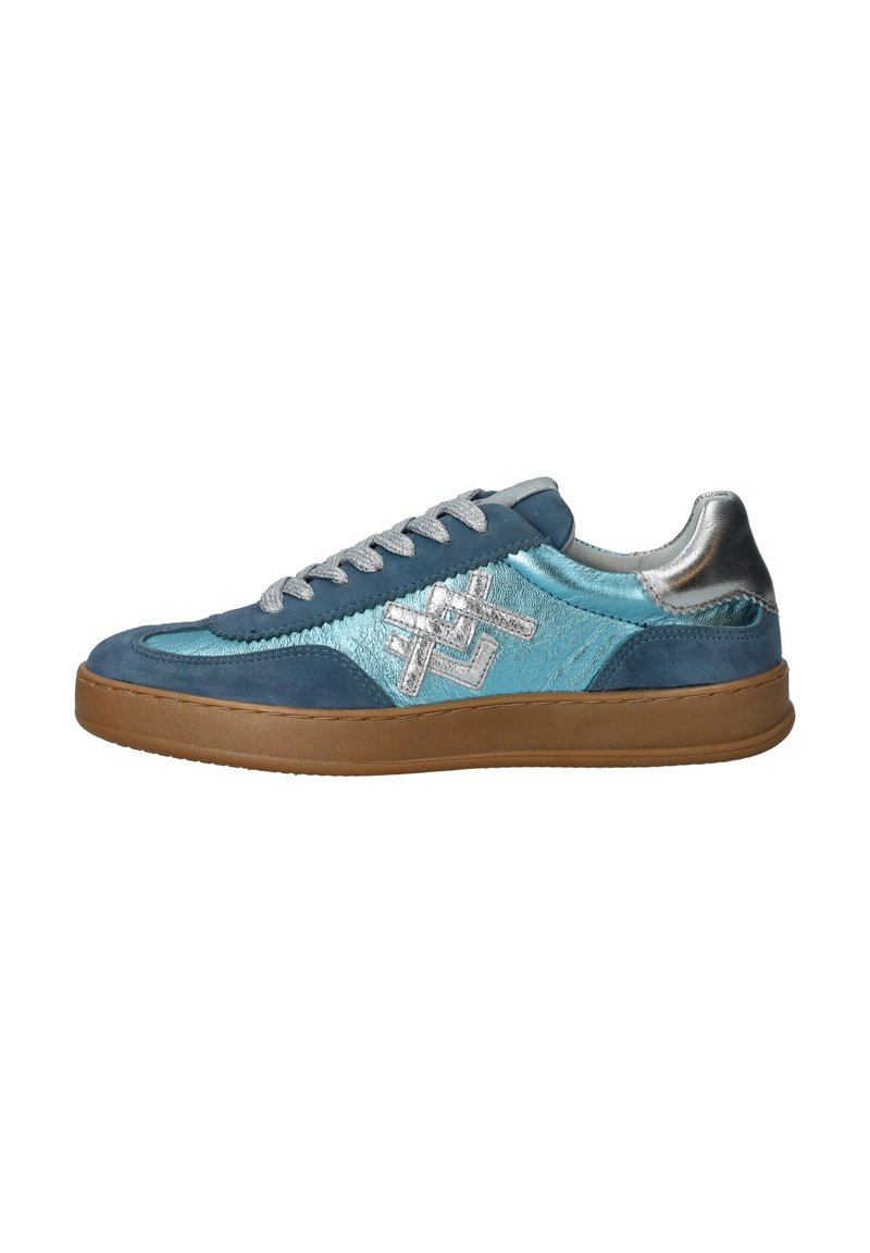 Blauwe suède sneakers met turquoise synthetische accenten, zilveren details en een bruine rubberen zool. Voorzien van grijze veters en een geborduurd logo.