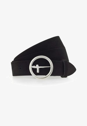 Cinturón de ante negro con una hebilla circular en tono plateado que presenta un diseño geométrico. El cinturón tiene una textura suave y extremos afilados.