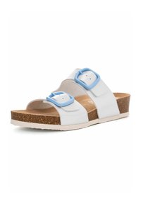 Witte platform sandalen met twee blauwe gespen, kurken voetbed en rubberen zool. Het ontwerp heeft open neuzen en een gladde textuur.