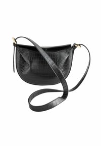 Sac bandoulière noir en cuir embossé crocodile. Il présente une forme courbée, un accent en métal doré et une sangle plate et ajustable.