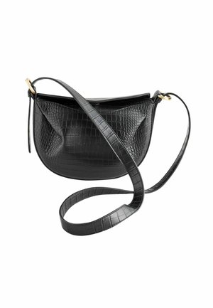 Borsa a tracolla nera in pelle con stampa coccodrillo. Presenta una forma curva, un dettaglio in metallo dorato e una tracolla piatta e regolabile.
