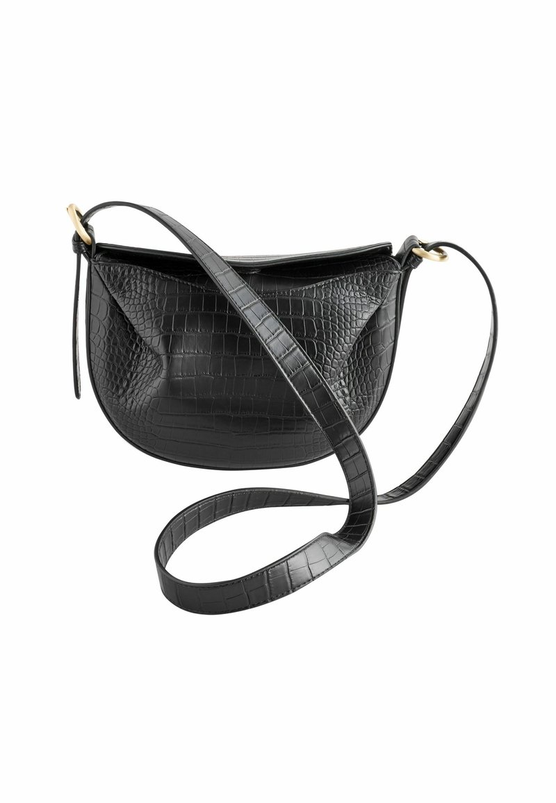 Sac bandoulière noir en cuir embossé crocodile. Il présente une forme courbée, un accent en métal doré et une sangle plate et ajustable.