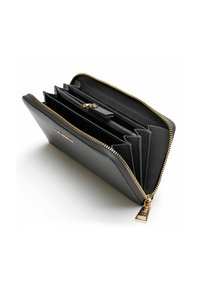 Billetera de cuero negra con cremallera dorada, que cuenta con múltiples ranuras para tarjetas, un compartimento con cremallera y un exterior texturizado.
