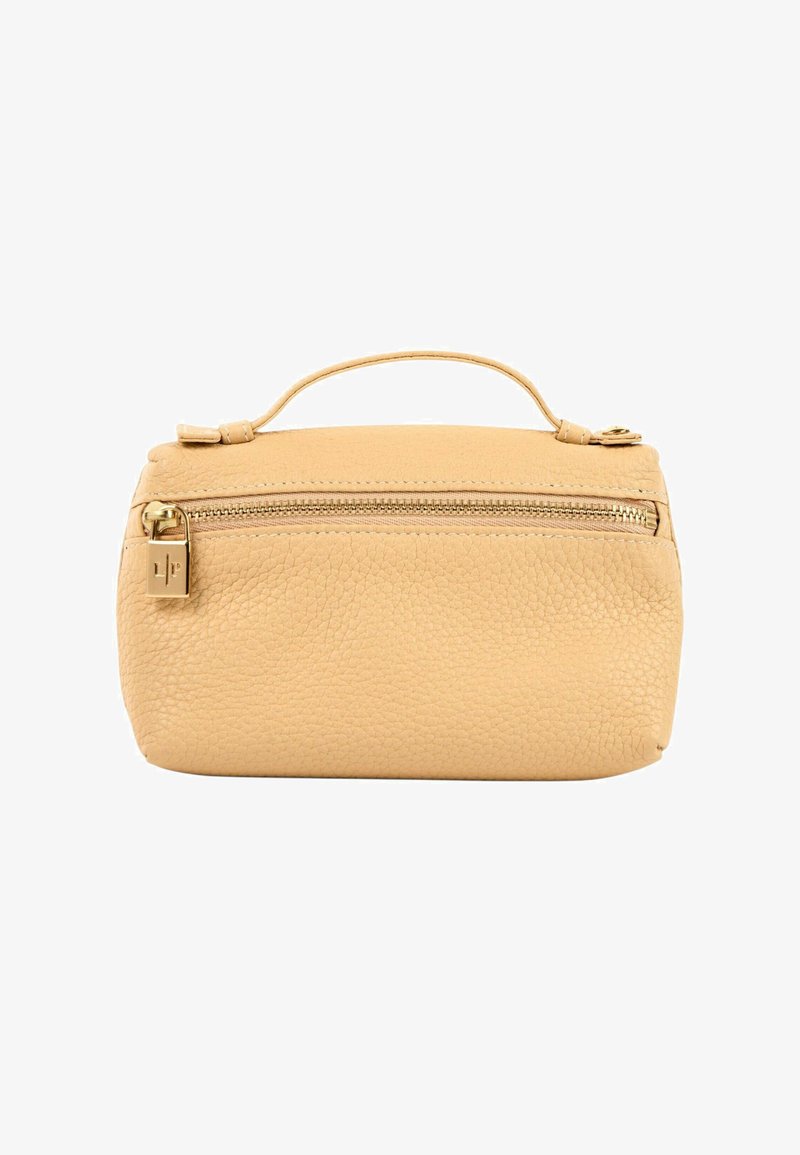 Petit pochette en cuir beige avec une fermeture éclair sur le dessus, un curseur de fermeture éclair doré et une courte poignée au-dessus de la fermeture éclair sur fond blanc.