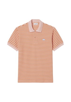 Kurzärmeliges Poloshirt mit horizontalen Streifen in Pfirsich und Hellorange, einfarbiger pfirsichfarbener Kragen und kleinem besticktem Logo auf der linken Brust.