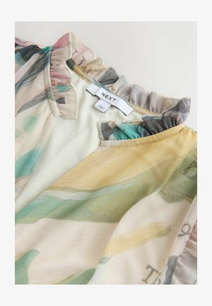 Õhuke, kerge pluus, millel on pehmetes pastelltoonides lillemuster, volangidega kaelus ja silt, millel kirjas "NEXT". Sile ja voolav tekstuur.