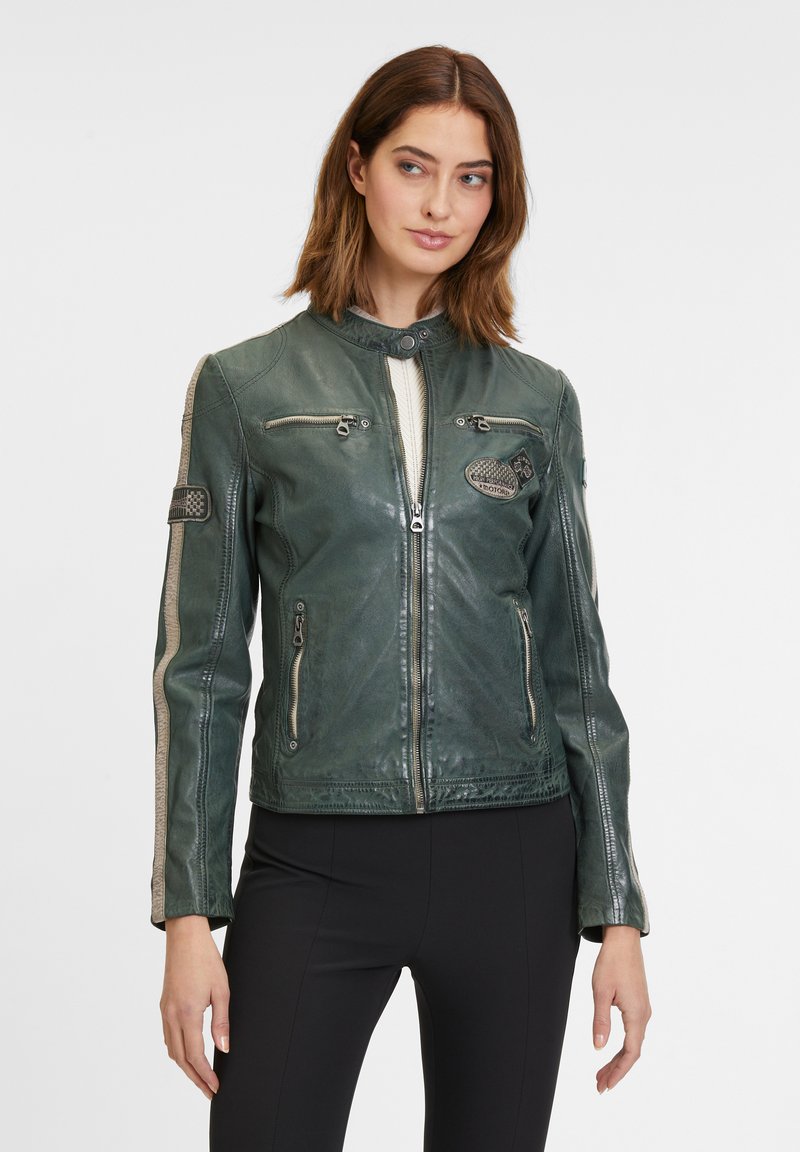 Grüne Leder-Motorradjacke mit Reißverschlusstaschen, hohem Kragen und seitlichen Akzenten. Verfügt über strukturierte Details und eine taillierte Silhouette.