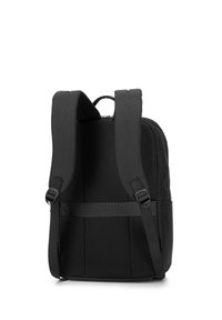 Zaino nero con spallacci e pannello posteriore in rete imbottita. Dotato di manico superiore, chiusura con zip e fibbie regolabili per il comfort.