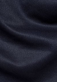 Mörk marinblått tyg med en slät, texturerad yta, som har en subtil glans och mild fall. Lämpligt för olika textiltillämpningar.