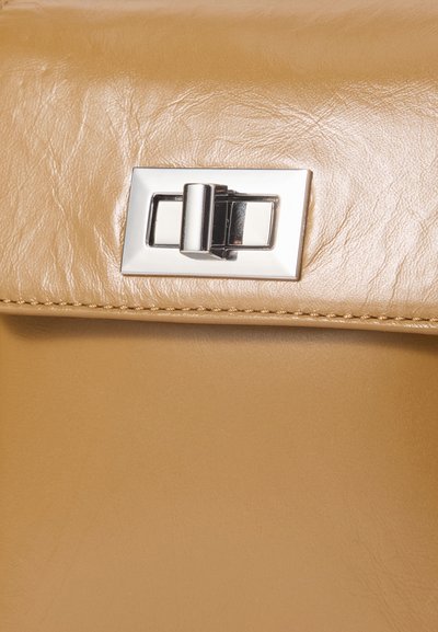 BY FAR BILLY TOTE CREASED - Borsa a mano - sparrow