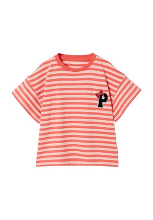 Korallenrotes und rosa gestreiftes T-Shirt mit kurzen Ärmeln, einer marineblauen Buchstaben "P" Applikation und roter Schleife auf der Brust.