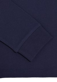 Dunkelblaues strukturiertes Gewebe mit einem gerippten Bündchen und Saumdetails; zeigt das Stichmuster und eine glatte Oberfläche.