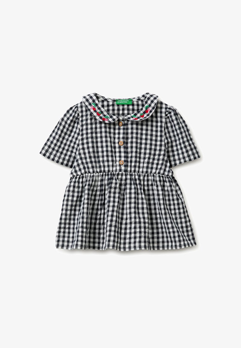 Robe pour tout-petit à manches courtes à carreaux noir et blanc, avec des boutons en bois et un col brodé de cerises et de feuilles vertes.