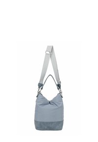 Sac seau gris clair avec une large bandoulière et une poignée plus courte, doté de fermoirs métalliques et d'un panneau inférieur à texture en suède.