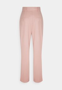 Högmidjade rakbenade byxor i dammig rosa med bakfickor och bälteshällor.
