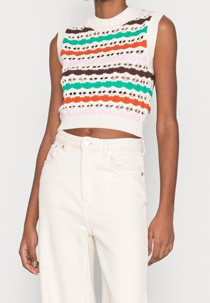Top court en maille sans manches avec des rayures horizontales blanches, marron, vertes, orange et roses, associé à un pantalon taille haute écru.