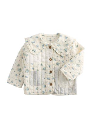 Gesteppte Kinderjacke aus Creme mit blauem Blumenmuster, gestreiften und bestickten Vordertaschen, Holzknöpfen und einem weit ausgestellten Rüschenkragen.