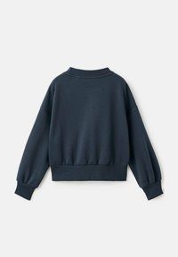 Felpa a maniche lunghe di un blu navy scuro con polsini, orlo e colletto a costine, esposta piatta su uno sfondo bianco, mostrando il retro.