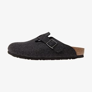 Grijze felt slipper met kurken voetbed, open achterkant, enkele band met gesp en gebogen rubberen zool. Glad afwerking met afgerond te ontwerp.