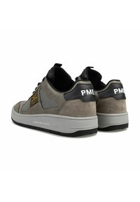 Grijze suède sneakers met mesh accenten, zwarte leren hak en witte "PME" logo. Voorzien van een dikke rubberen zool met een textuur voor extra grip.