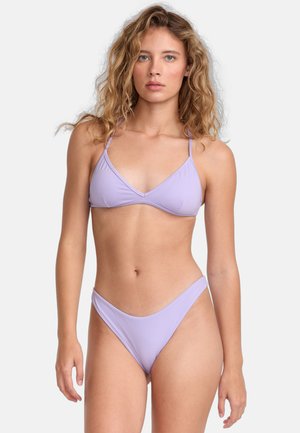 Set bikini lavanda con triangolo top a spalline sottili e slip a vita bassa con texture liscia, creando un design minimalista.