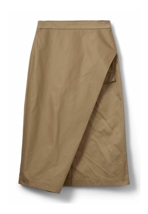 Spódnica kopertowa w kolorze khaki wykonana z lekkiego materiału, z boczną kieszenią i gładką fakturą, o skośnym dołu i starannych szwach.