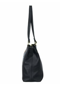 Zwarte leren handtas met een gestructureerde vorm, ritssluiting en een enkele verstelbare schouderriem. Voorzien van subtiele gouden accenten.
