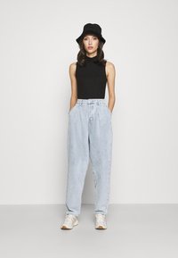 Missguided HIGHWAISTED PLEAT FRONT SLOUCH - Calças de ganga de corte relaxado - light blue