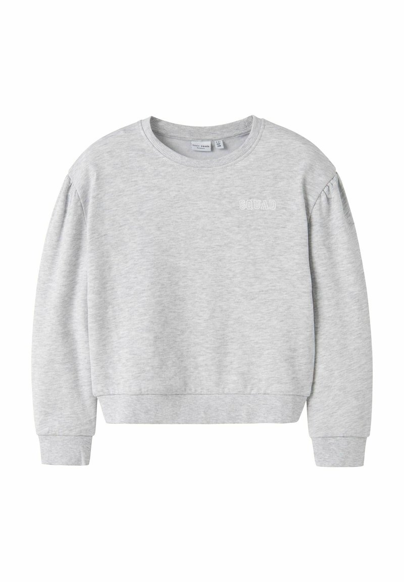 Lichtgrijze sweatshirt met ronde hals, geribbelde manchetten en zoom, en subtiele "SQUAD" tekstdetail op de borst. Zachte textuur.