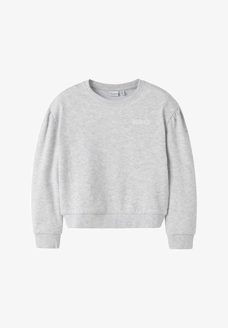 Felpa grigio chiaro con collo rotondo, polsini e orlo a costine, caratterizzata da un sottile dettaglio testuale "SQUAD" sul petto. Texture morbida.