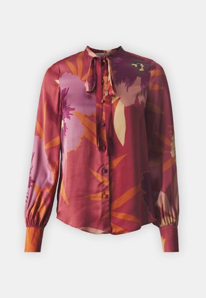 Svævende bluse i rød, pink og orange blomstermønster. Har lange ærmer, knaplukning og en bindebånd ved halsen. Glat stofstruktur.