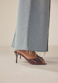 Next FOREVER COMFORT- REGULAR FIT - Mules med hæl - burgundy