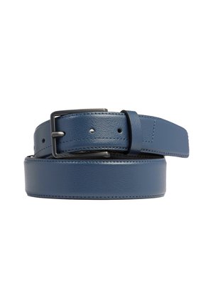 Opgerolde marineblauwe leren riem met een zwarte metalen rechthoekige gesp en meerdere verstelgaten op een witte achtergrond.