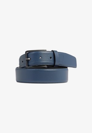Opgerolde marineblauwe leren riem met een zwarte metalen rechthoekige gesp en meerdere verstelgaten op een witte achtergrond.