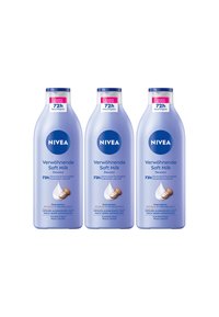 Drei blaue Nivea Verwöhnende Soft Milk Lotion-Flaschen, die 72 Stunden Feuchtigkeit und Sheabutter für trockene Haut hervorheben.