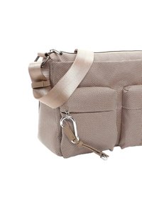 Borsa in tessuto intrecciato marrone con forma strutturata, dotata di due tasche frontali, chiusura con zip e una ampia tracolla regolabile.