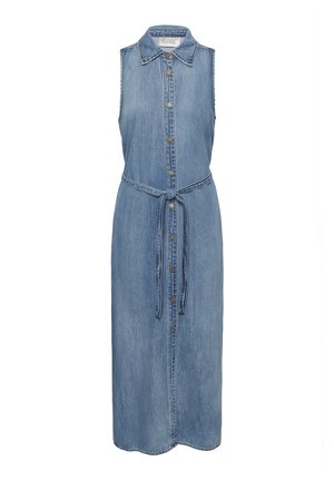 Robe midi en denim bleu clair sans manches avec col, boutons métalliques sur le devant et ceinture assortie en tissu nouée à la taille.