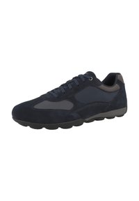 Sneaker in suede blu navy con una toma uniforme, punta arrotondata, accenti grigi a contrasto e suola in gomma nera con motivi antiscivolo.