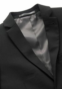 Blazer nero con fodera interna in satin, colletto a punta e dettaglio a singolo bottone. Presenta un tessuto morbido e un design su misura.