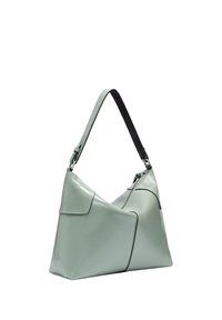 Zielona skórzana torebka o wyraźnej strukturze, z pojedynczym czarnym paskiem na ramię i kątowymi, geometrycznymi nakładkami.