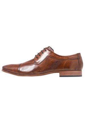 Chaussure habillée en cuir marron avec une finition polie, bout pointu et panneau latéral texturé. Présente des lacets noirs et une couture décorative subtile.