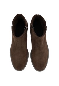 Une paire de bottines en cuir suédé marron avec des zips latéraux, vues de dessus sur un fond blanc.