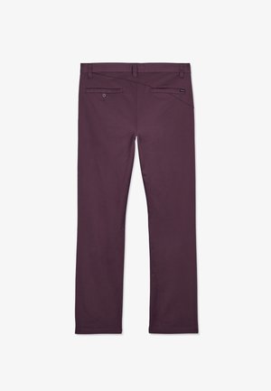 Heren rechte broekspijpen in donkerpaars met een achterzak met knoop aan de linkerkant en een klein merkteken bij de rechterzak.