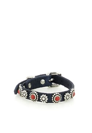 Bracciale in pelle scura con decorazioni floreali in argento e pietre rosse, e una piccola fibbia in argento.