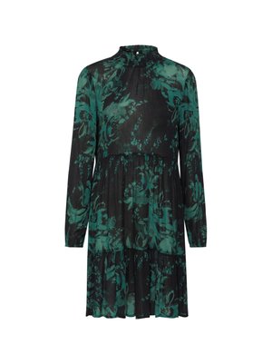 Svart klänning med långa ärmar, hög halsringning och draperad midja. Har ett blommönster i gröna nyanser och en lager-skortdesign.