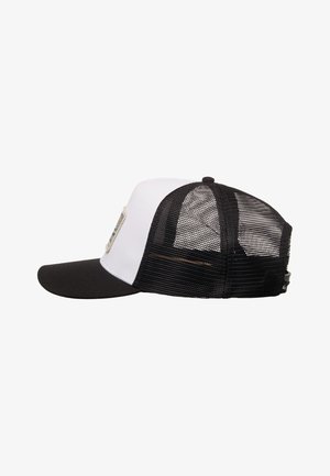 Gorra de camionero en blanco y negro con parte trasera de malla y visera curva, mostrada de lado sobre un fondo blanco.
